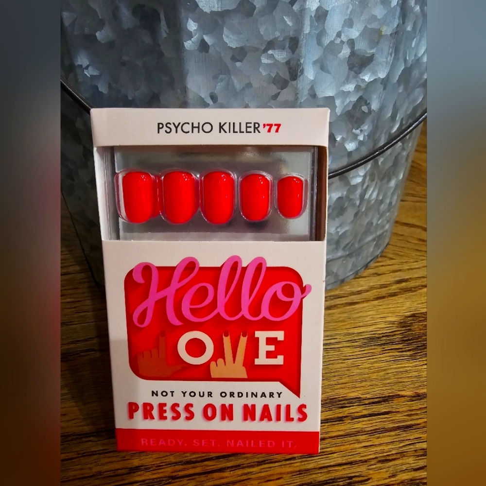 Hello Love press on nails